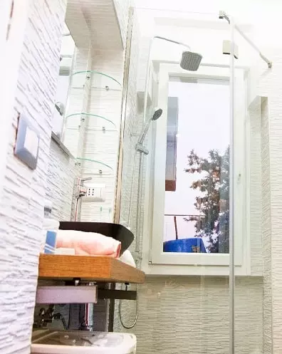 Design raffinato: doccia davanti a finestra, Firenze - Architetto Interni