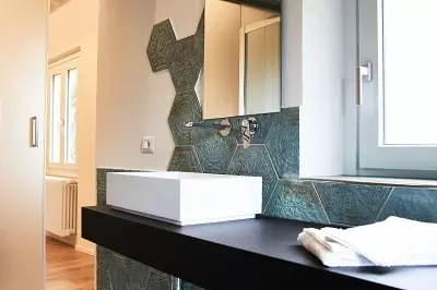 Progetto di interior design per un bagno unifamiliare: il rivestimento in mattonelle Apavisa verde acido effetto ruggine è protagonista di questo spazio dal carattere deciso. #designinterni #apavisa #verdeacido #effettoruggine