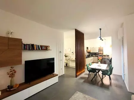 progetto interni appartamento moderno con separè in legno a doghe verticali