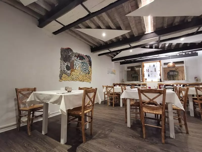 Progettazione di un ristorante: Capitolo1 a Lucca offre un ambiente curato in ogni dettaglio.