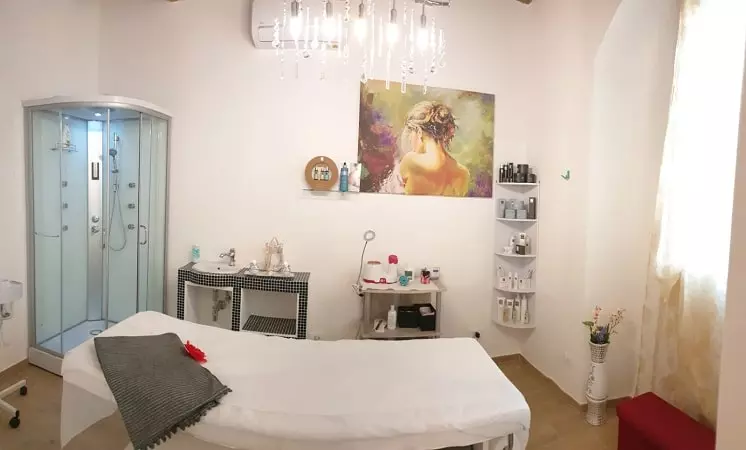 Immagine del progetto di design di interni per un centro estetico di 40 mq realizzato dallo Studio AlitiniDesign. Il progetto comprende una cabina massaggio