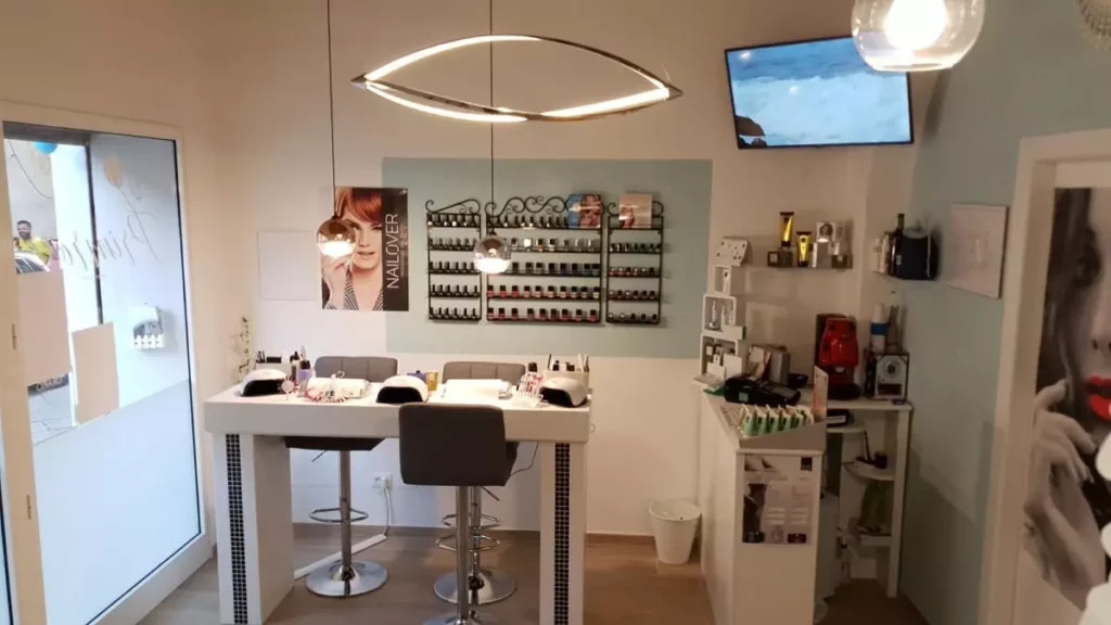 Immagine del progetto di design di interni per un centro estetico di 40 mq realizzato dallo Studio AlitiniDesign. Il progetto comprende un tavolo ricostruzione unghie