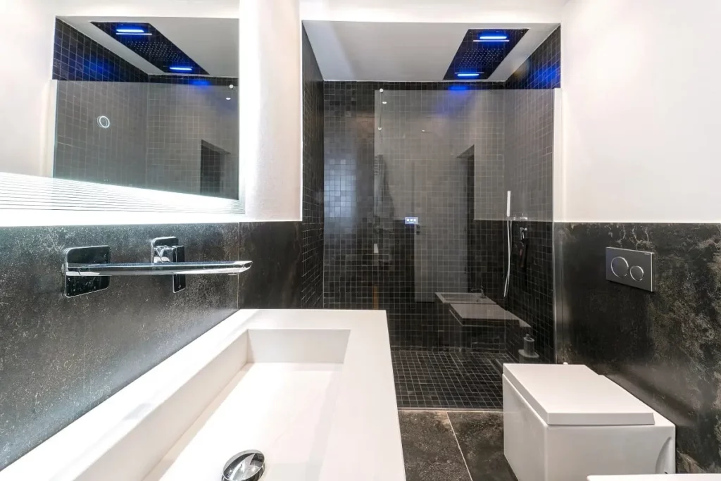 Un'oasi di design urbano nel cuore di Firenze. Questo appartamento ristrutturato dallo Studio [Nome Studio] offre un'audace combinazione di stile industrial e comfort moderno. Le caratteristiche principali includono una cascata d'acqua interna, un letto sospeso e pareti in mattoni a vista.
