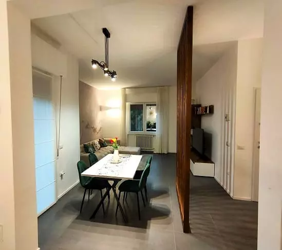 progetto interni appartamento moderno con separè in legno a doghe verticali
