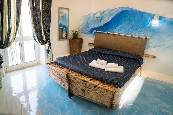Camera d'albergo realizzata con la progettazione hotel a tema, concept narrativo ispirato al mare.