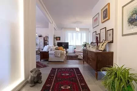 Progetto di ristrutturazione casa: elegante parete in vetro retroilluminato divide la cucina dal soggiorno